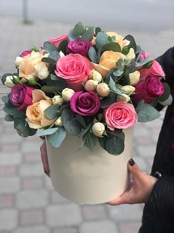 Цветочная композиция из Розы в шляпной коробке в Курумоч
