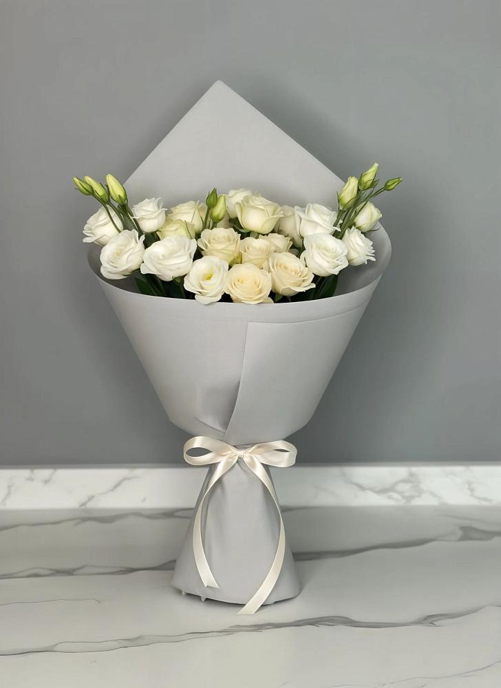 Букет цветов из: Розы и Лизиантусы в Курумоч