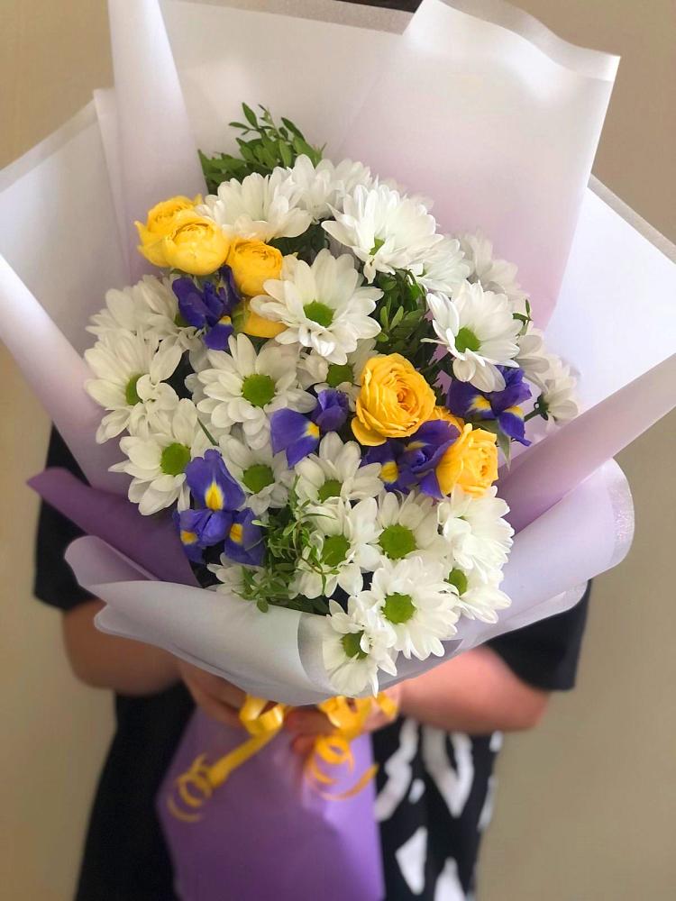 Букет цветов из: Ирисы, Хризантемы и Розы в Курумоч