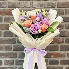 Букет цветов из:  Лизиантусы и Розы в Курумоч