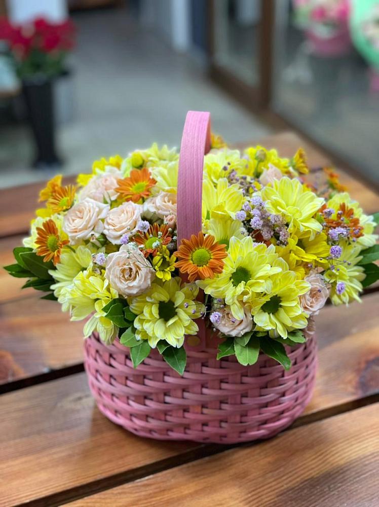 Цветочная композиция из Хризантемы и Розы в корзине в Курумоч