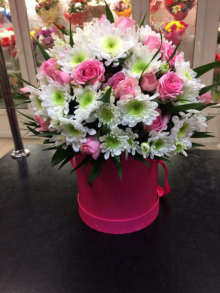 Цветочная композиция из Розы и Хризантемы в шляпной коробке в Курумоч