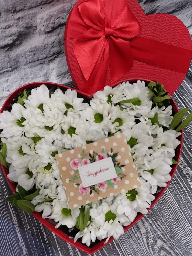 Цветочная композиция из Хризантемы в виде сердца в Курумоч