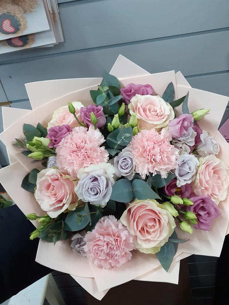 Букет цветов из: Розы, Гвоздики и Лизиантусы в Курумоч