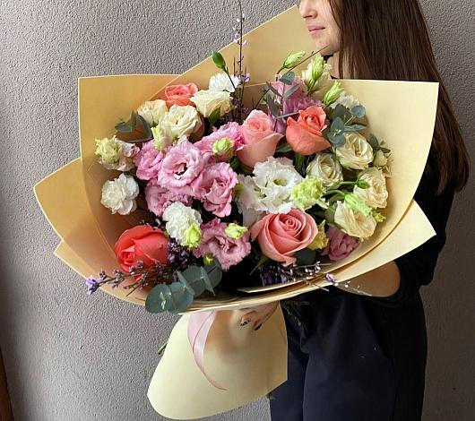 Букет цветов из: Розы, Лизиантусы и Гвоздики в Курумоч