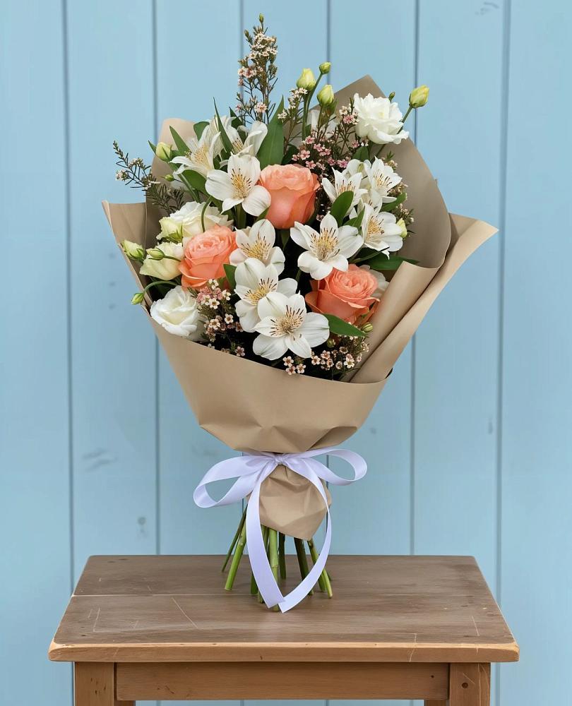 Букет цветов из: Альстромерии, Лизиантусы, Розы и Хризантемы в Курумоч