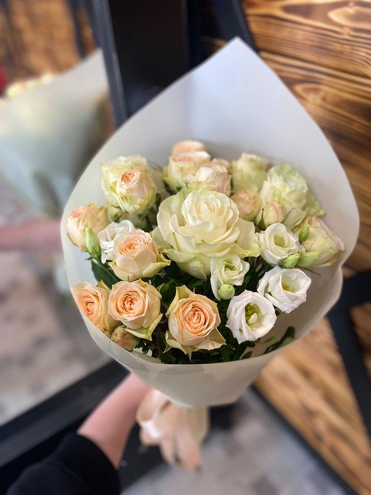 Букет цветов из: Розы и Лизиантусы в Курумоч